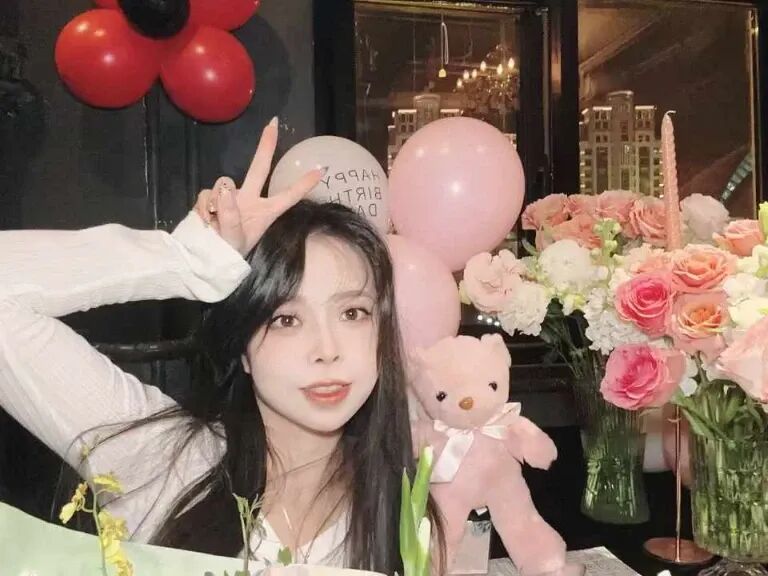 在全世界都教你写Prompt的时候，我做了个不用Prompt的AI画图产品