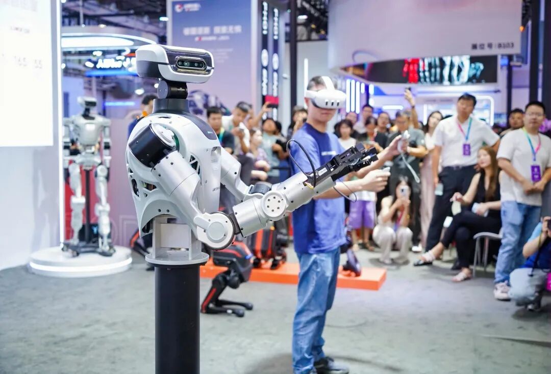 逐际动力张巍：人形机器人的本质是 AI 应用｜Agentic Era