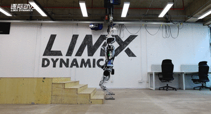 逐际动力张巍：人形机器人的本质是 AI 应用｜Agentic Era