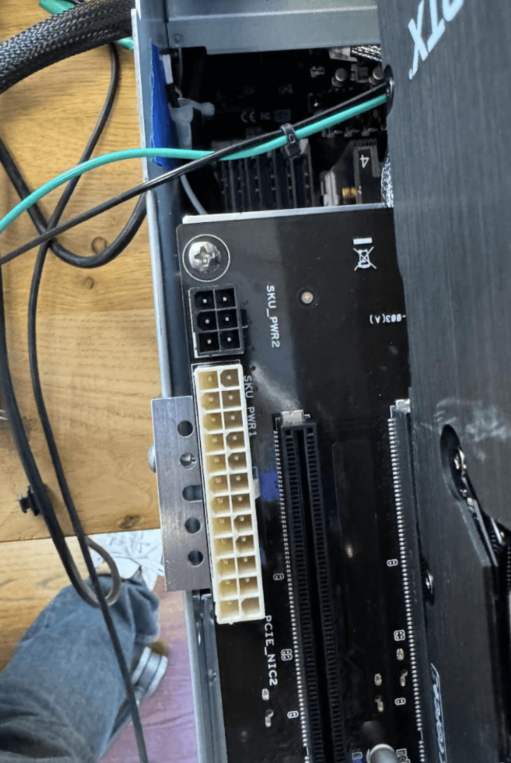 A16z也玩RTX4/5090 来搭建穷鬼GPU机器