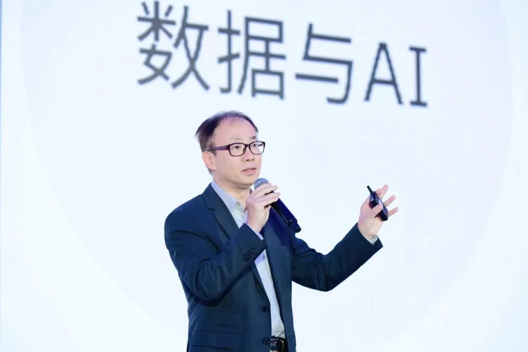 媒体观点：企业级 AI，正在守望规模化应用的“奇点”—— IBM 如何带来 AI 生产力的“催化剂”