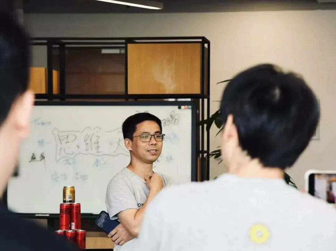 对话YouMind创始人玉伯：挑战抖音的男人｜100 AI Creators